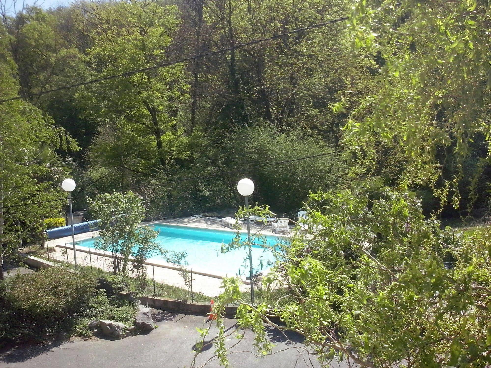 Hotellerie De La Cascade Saint-Genis-les-Ollières Exteriör bild